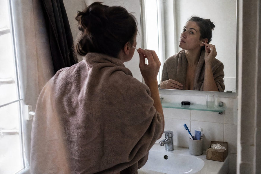 Après la douche, entre la serviette et la brosse à dents : un geste qu'on ne remarque même plus.