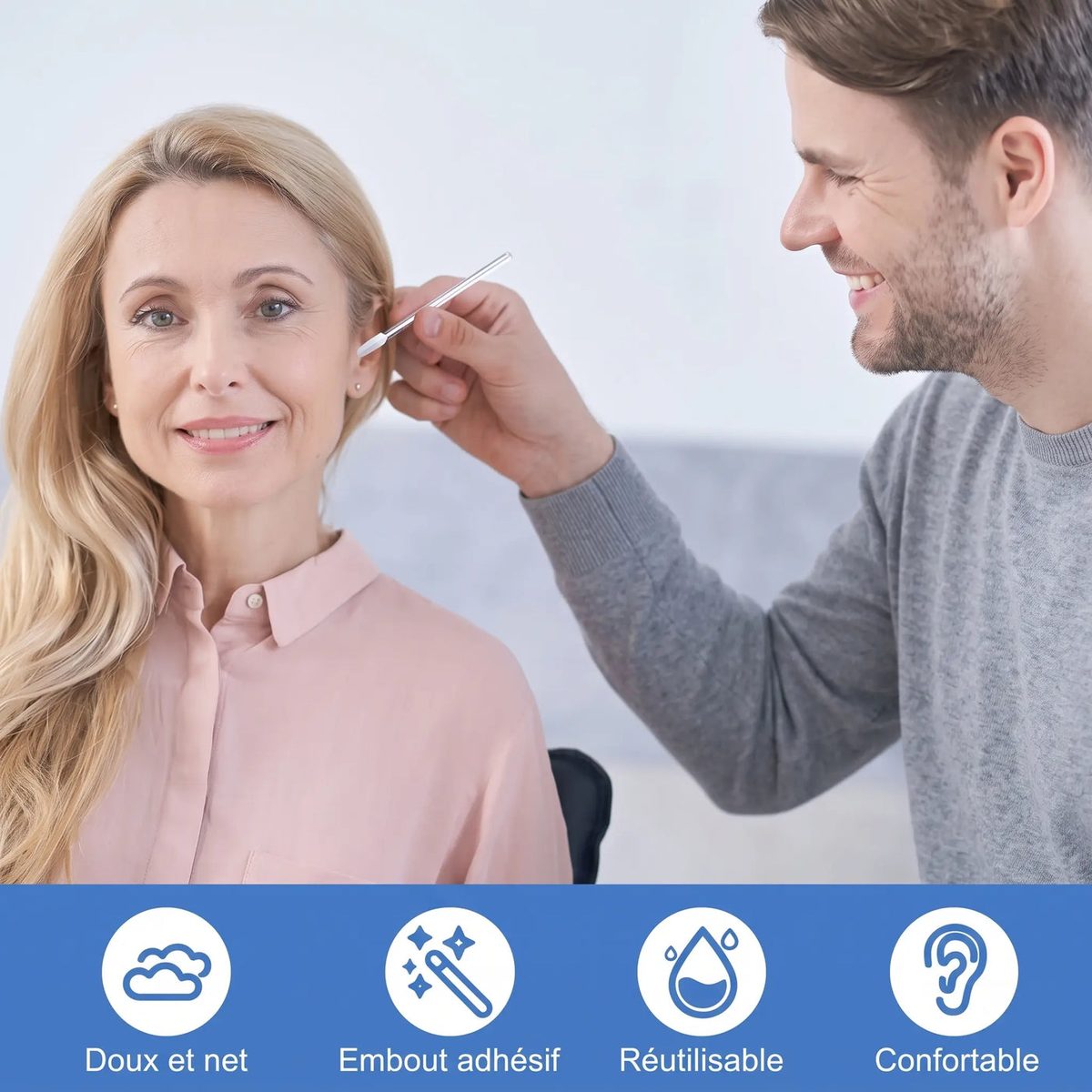 Lifestyle : utilisatrice souriante, stick Ceriva en main, fond clair